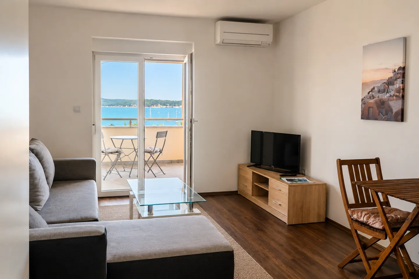 Dnevni boravak s izlazom na balkon i pogledom na more